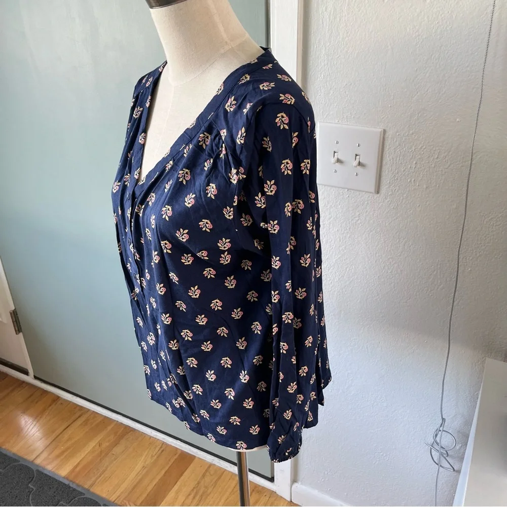 Old Navy top - Picture 1 of 4